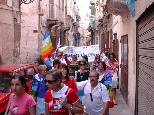 Anche la Chiesa Valdese di Taranto in marcia per la liberazione di Simona Pari, Simona Torretta e delle altre persone rapite in Iraq.