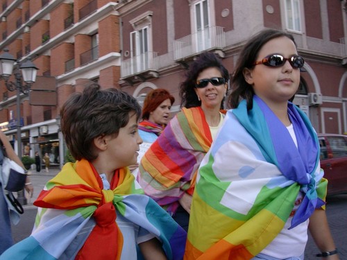 Bambini con la bandiera della pace in una carovana festosa e serena che incontra i cittadini. Eppure qualcuno (di un gruppo "giustizia e pace" che si accredita in possesso di notizie sulla Carovana) i