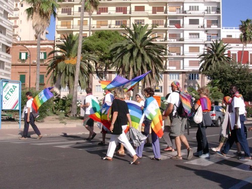 La Carovana della Pace attraversa il Lungomare di Taranto. 10 settembre 2004.