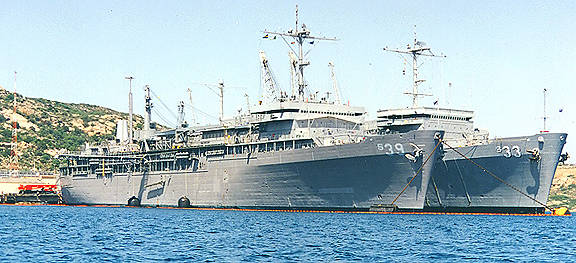 Il cambio tra la Emory Land e la Simon Lake nel 1999 (una nave appoggio per sottomarini e' sempre presente alla Maddalena dagli anni '70)