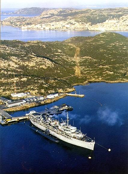 Una foto della Orion (AS-18), nave appoggio per sottomarini nucleari, ormeggiata all'Isola di Santo Stefano (la Maddalena e' sullo sfondo). A fianco si puo' vedere un sottomarino nucleare.