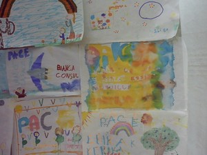 alcuni disegni che i bambini milanesi hanno fatto presso il tendone Piazze Solidali in occasione dell'11 settembre 2004