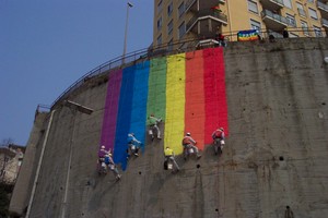 Guardate un po' cos'hanno fatto sabato 22 marzo gli "alpinisti per la pace" sul muraglione di Via Cantore, a Genova! Ciao. Norma 