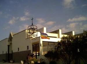 La foto della bandiera esposta nella parrocchia dello Spirito Santo a Porto Torres. Un saluto dal forum di Porto Torres.