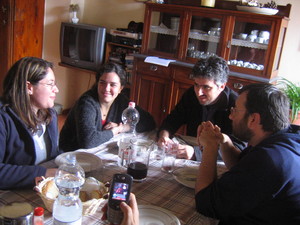 Allegra tavolata con Chiara Panzera, Maria Chiara Prodi, Francesco Iannuzzelli e Loris D'Emilio