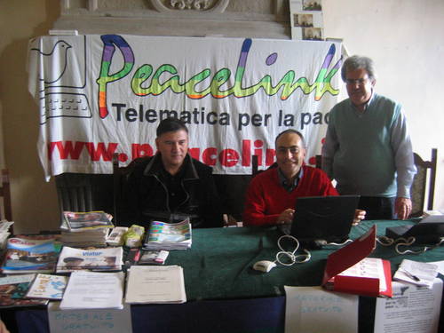 Marino Marinelli e Alessandro Marescotti, due dei tre fondatori dell'associazione, posano assieme a Roberto Del Bianco.