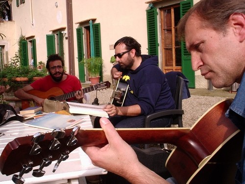 Momento di pausa nel giardino della Casa: vecchie canzoni e freschi sentimenti di amicizia.