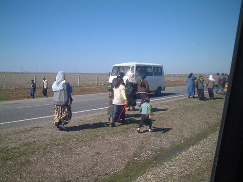 Donne e bambini in cammino verso il posto dove si celebrera' il Newroz