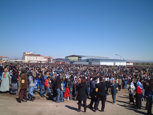 L'area recintata dove si svolge il Newroz comincia a popolarsi