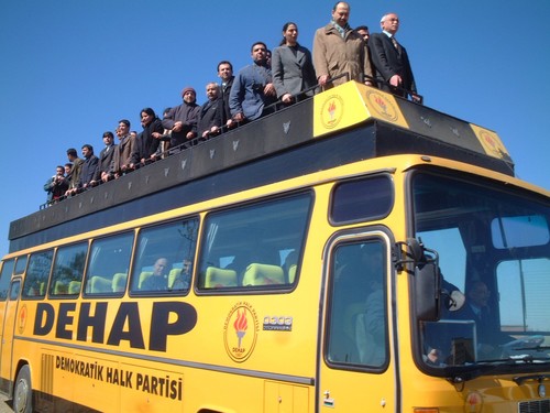 Arriva il camion del Dehap, il partito democratico curdo nato dopo che il precedente Hadep era stato dichiarato fuorilegge dal governo turco.