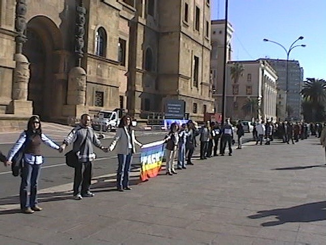 In piazza a Taranto contro la guerra: catena umana nella Rotonda del Lungomare