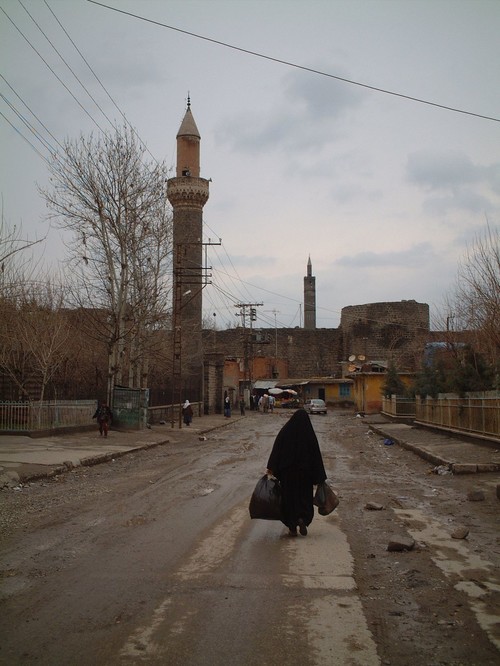 Donna curda, in una strada di Diyarbakir