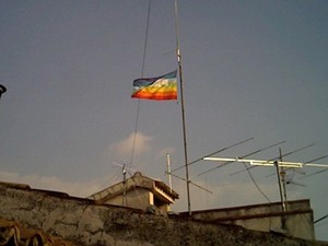 La mia bandiera si staglia nel cielo di Castrovillari (CS). Sventola con le bandiere della pace degli scouts cattolici dell'AGESCI del gruppo Castrovillari 1°. Pace a tutti da Mimmo
