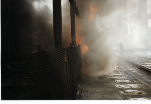 Foto 13 - Fumo in parte incendiato che fuoriesce dai forni della cokeria. Questi fumi contengono IPA cancerogeni che si diffondono sull'abitato cittadino, in particolare il quartiere Tamburi. Gli IPA 