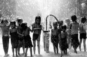 bambini giocano con l'acqua