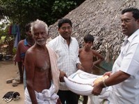 i Servite della famiglia indiana distribuiscono il riso