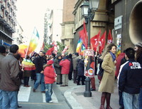 Partecipanti al presidio per la liberazione di Giuliana Sgrena (Taranto - sabato 19 febbraio 2005)