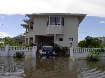 Area residenziale sommersa dalle acque a Georgetown, Guyana