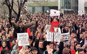 Pristina - Manifestanti in marcia per la pace in Kossovo.