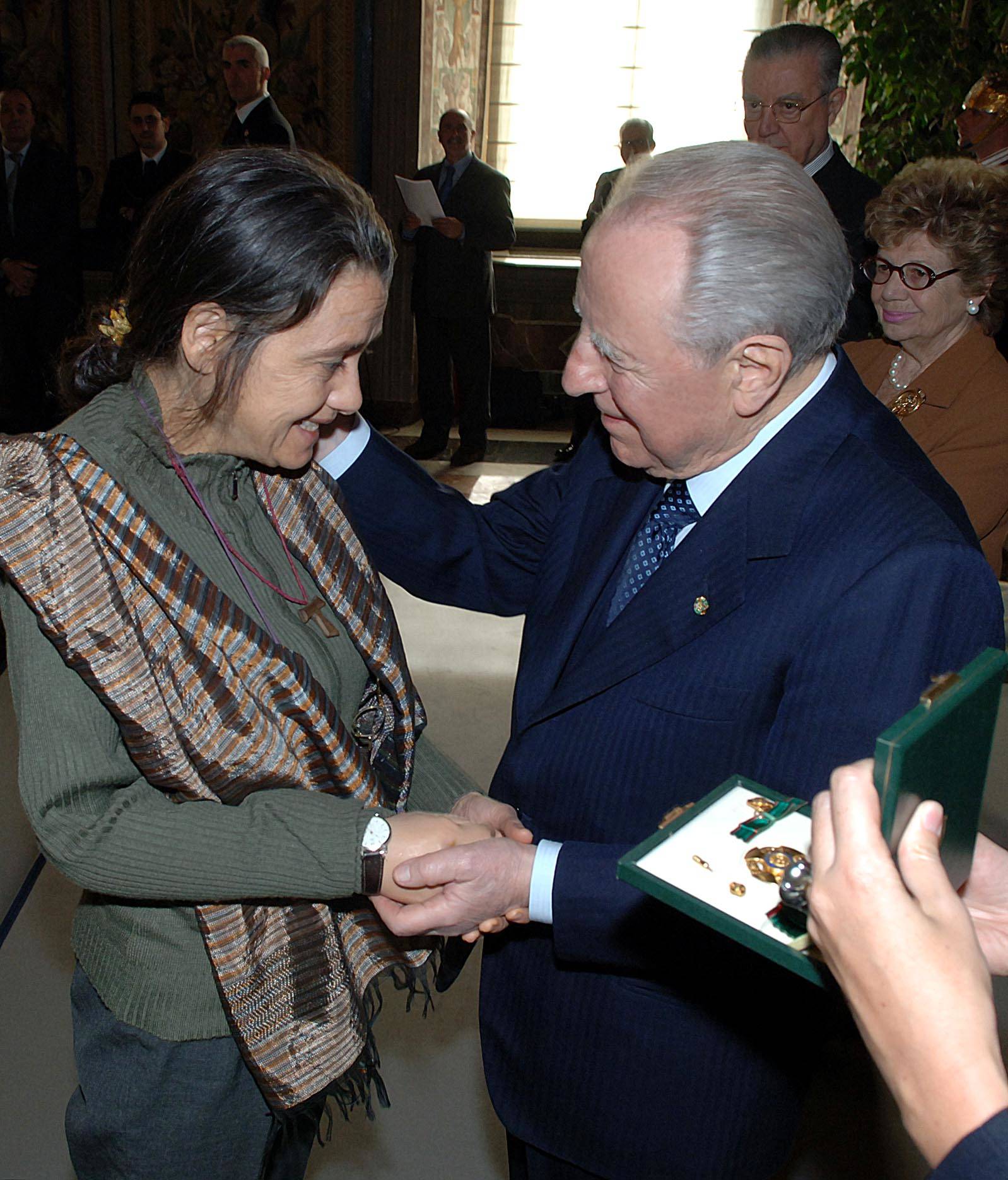 Chiara Castellani e il presidente della Repubblica Carlo Azeglio Ciampi durante la premiazione dell'8 marzo