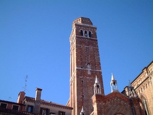 Basilica dei Frari a Venezia. Anche se quasi non si vede, in cima al campanile, ai quattro lati, ci sono quattro bandiere della pace, appese da Don Nicola.