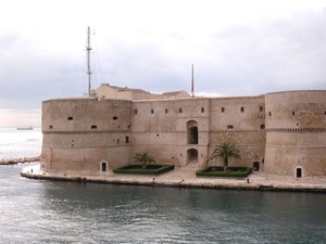 Castello aragonese, sede della Marina Militare