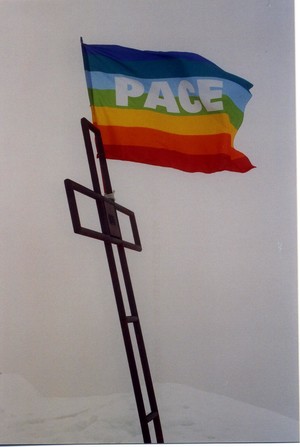La bandiera della pace a mt 3200 Cima Tofana Cortina d'Ampezzo (BL)