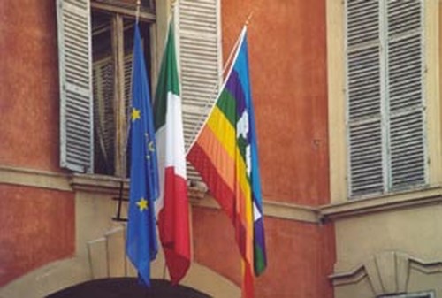 Questa è la bandiera della Pace del comune di Reggio Emilia. A proposito: Reggio Emilia è un festival di bandiere arcobaleno...    