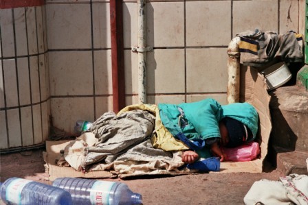 per le strade della capitale, Antananarivo, è facile imbattersi in cumuli di stracci tra cui si distingue un bimbo addormentato