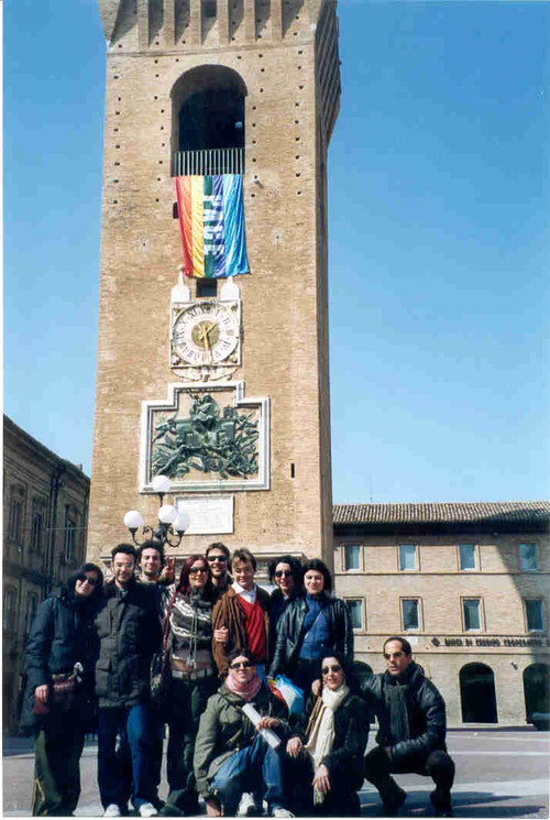 La foto della bandiera esposta sulla Torre Civica di Recanati (MC) ad opera del Forum Sociale Recanatese. La "conquista" della Torre è avvenuta sabato 29 marzo 2003 dorante il consueto mercato cittad