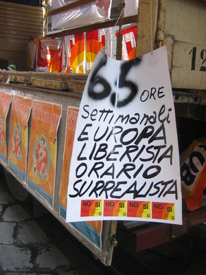 "65 ore settimanali. Europa liberista, orario surrealista" e' lo slogan appeso ad uno dei "carri" tematici presenti alla manifestazione
