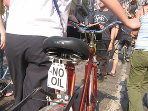 "No oil". Nel corteo sfilano anche molte biciclette e carri allegorici con trazione a pedali