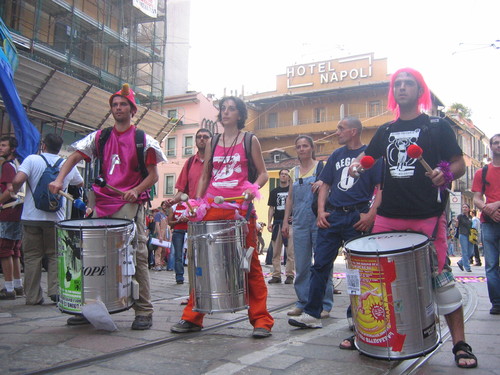 Alla testa del corteo, un gruppo rosa si scatena con danze e tamburi