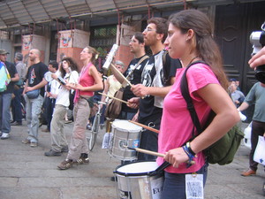 Nella testa del corteo, un gruppo rosa si scatena con danze e tamburi