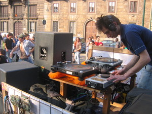 La giornata termina davanti al Castello Sforzesco, con i sound system piazzati sui carri allegorici che diffondono musica per il piacere dei manifestanti, che prima di rientrare a casa si concedono un