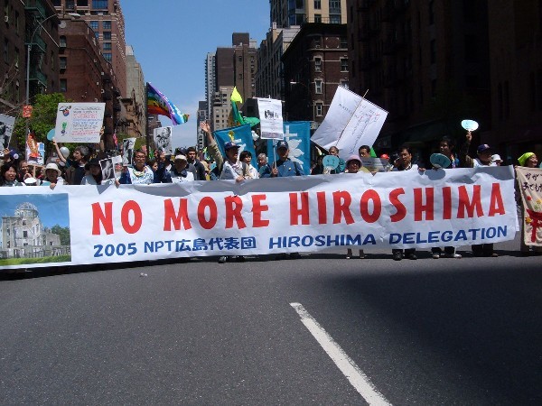 Alla manifestazione del 1° maggio 2005 in Central Park, New York, la delegazione giapponese di Hiroshima contro la proliferazione nucleare.