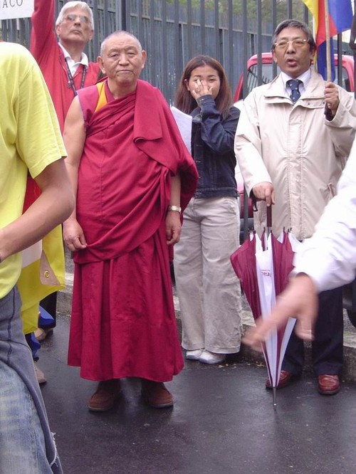 17 maggio 2005, sittin davanti al consolato cinese a Milano, per la liberazione di Panchen Lama, il più giovane prigioniero del mondo.