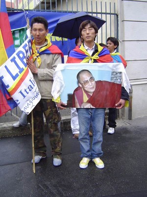 17 maggio 2005, sittin davanti al consolato cinese a Milano, per la liberazione di Panchen Lama, il più giovane prigioniero del mondo.