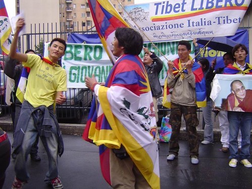 17 maggio 2005, sittin davanti al consolato cinese a Milano, per la liberazione di Panchen Lama, il più giovane prigioniero del mondo.