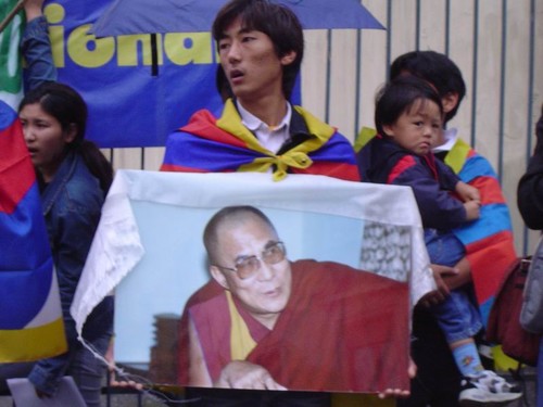 17 maggio 2005, sittin davanti al consolato cinese a Milano, per la liberazione di Panchen Lama, il più giovane prigioniero del mondo.