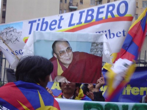 17 maggio 2005, sittin davanti al consolato cinese a Milano, per la liberazione di Panchen Lama, il più giovane prigioniero del mondo.