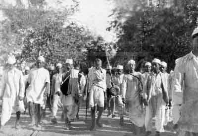 Foto che ritrae Gandhi durante la famosa "marcia del sale"