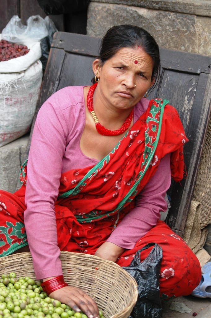 Giovane donna in un mercato di Patan