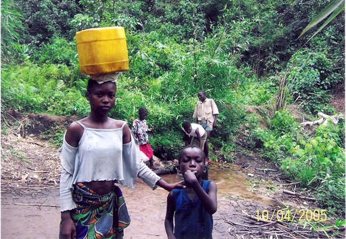 L'acqua viene trasportata nei bidoni. E' una incombenza riservata alle donne e ai bambini.