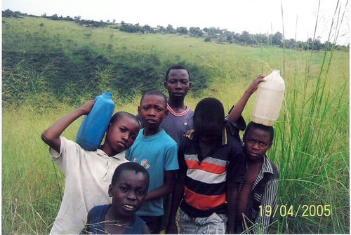 Bambini che tornano che tornano da una delle poche sorgenti nelle vicinanze di Kenge