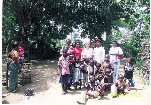 La professoressa Natalia Alessi con un gruppo di bambini e studenti a Kenge nei pressi della scuola infermieri nell'aprile del 2005.