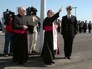 L'Arcivescovo di Taranto Mons. Benigno Papa mentre dà la sua benedizione alla nuova Scuola Sommergibili