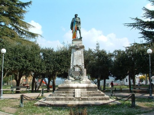 Vi segnalo la bandiera della pace apparsa in questi giorni a Bonito in provincia di Avellino. La bandiera è stata collocata simbolicamente presso il monumento ai caduti della 2°guerra mondiale presso