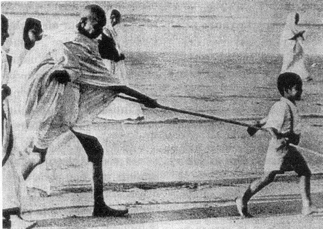Gandhi a passeggio con un bambino