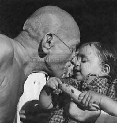 Gandhi bacia un bambino